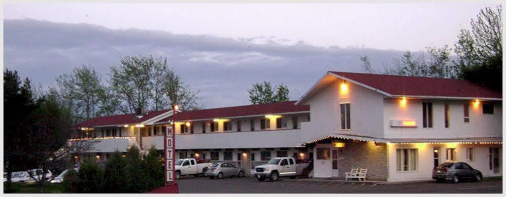 Voyageur Motel Тандер-Бей Экстерьер фото